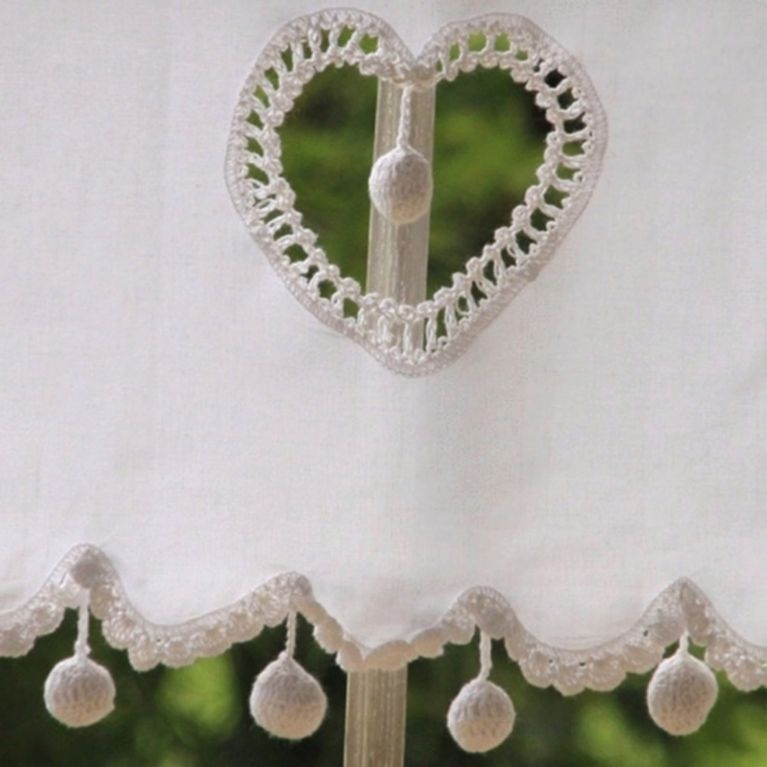 Rideau brise bise avec cœur ajouré et pompons blanc - 2 tailles existantes