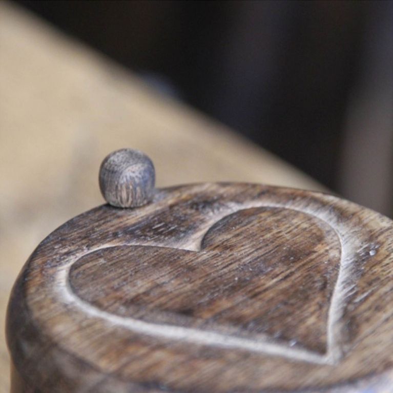 Boite ronde en bois avec cœur sculpté sur couvercle coulissant