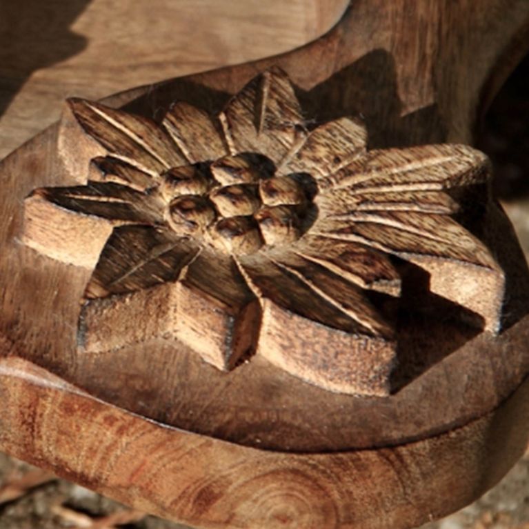 Plateau rectangulaire en bois avec motifs Edelweiss sculptés