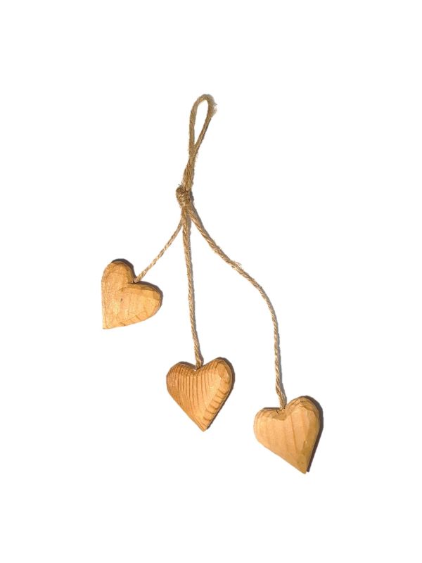 Suspension 3 petit cœurs en bois de tilleul brut sculpté main