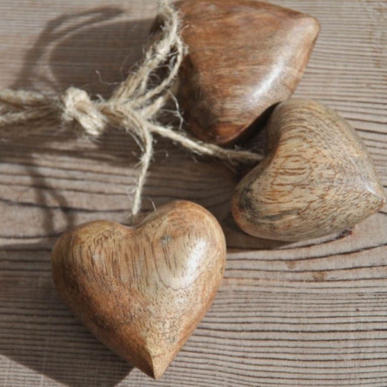 Suspension 3 cœurs en bois de noyer brut sculpté main